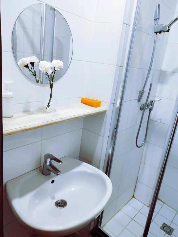 בריסל Cozy Rooms With Share The Bathroom And Kitchen מראה חיצוני תמונה